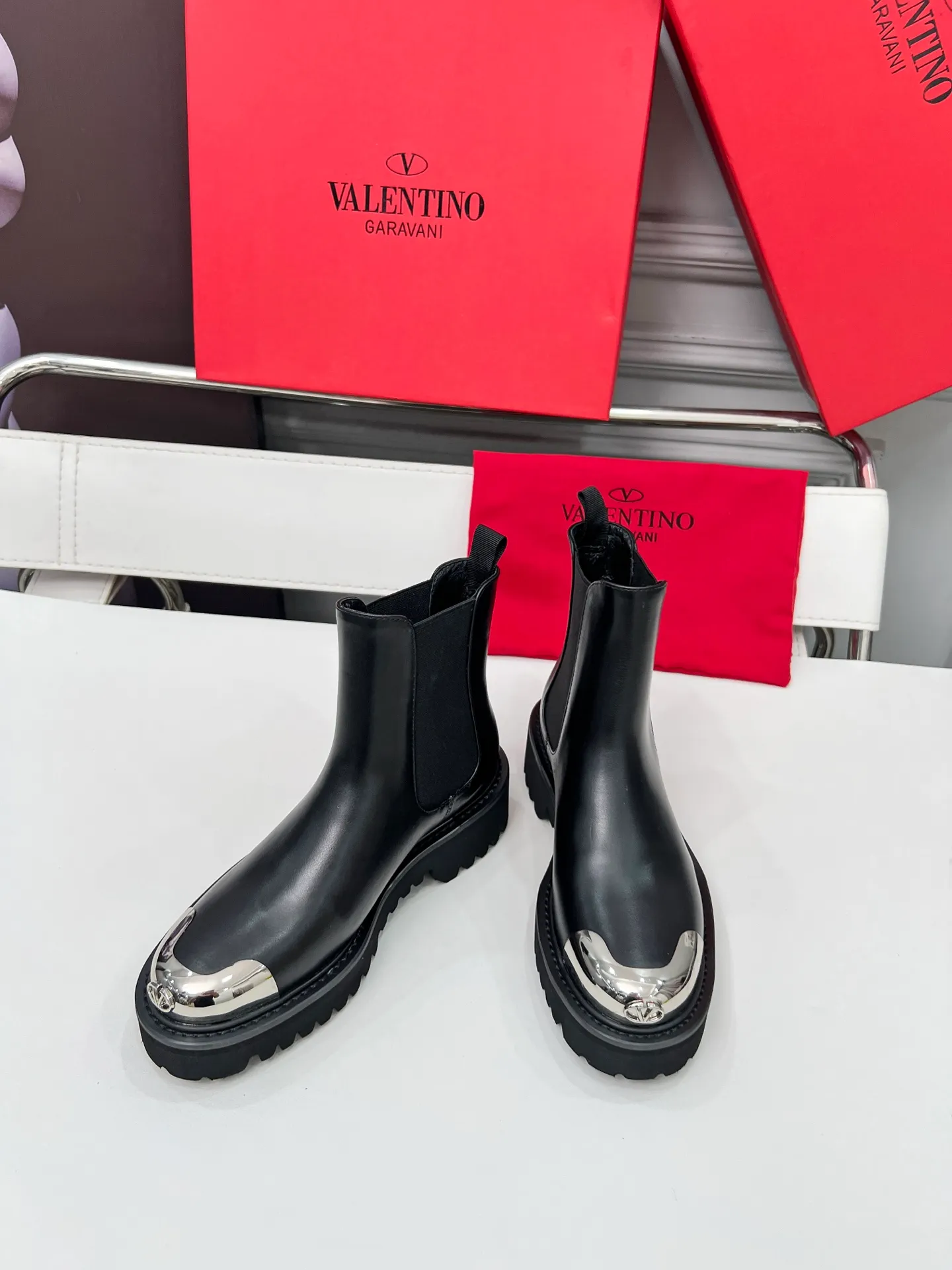 👟👟Ex-factory price 600👟👟 2026𝑉𝐴𝐿𝐸𝑁𝑇𝐼𝑁𝑂 Valentino ♡ͥ | 💫Purchase level🔍 Classic Valentino’s special textured hardware brings out a full sense of luxury After putting it on my feet, I was shocked that my feet looked slimmer! The new season lives up to expectations! Worth buying ❥The original method is absolutely sentimental ❥Elegant style creates a different feeling🙈 Simple temperament style!  ♡ show bdetails ———————————— ⊿▸: Number of yards | 35-40 (41. Customized) ⊿▸: Material | Imported calfskin ⊿▸: Lining | Sheepskin ⊿▸: Number of yards 35-40 (41. Customized)